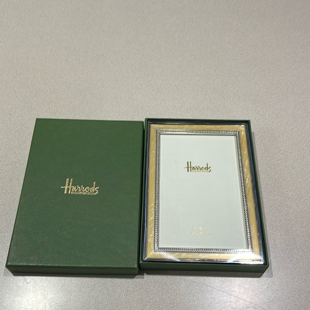 Beautiful Harrods 5x7 photo frame NIB
